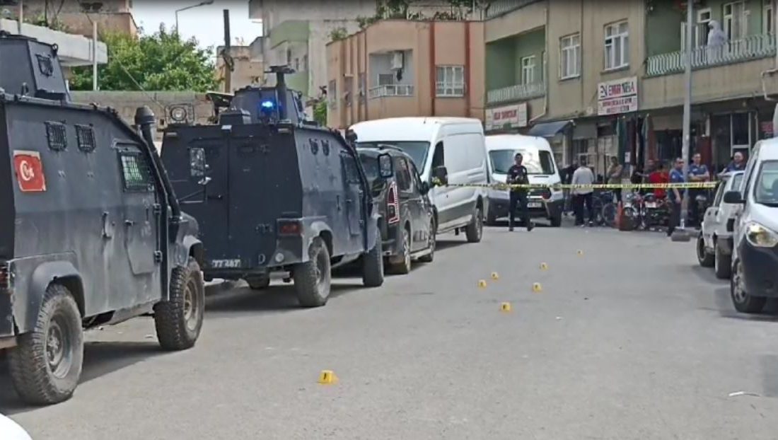 Kızıltepe ilçesinde meydana gelen silahlı kavgada yoldan geçen bir kişi