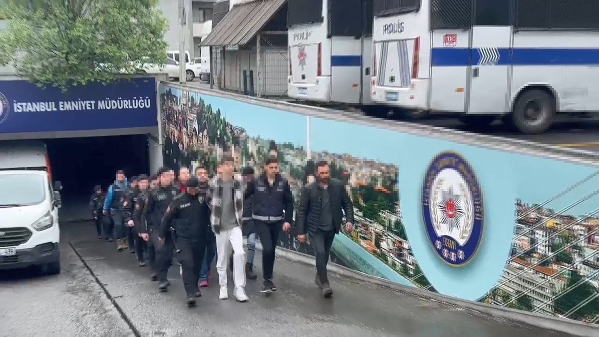İstanbul'da 1 Mayıs Kutlamalarında Polise Saldıran 65 Kişi Adliyeye Sevk Edildi.