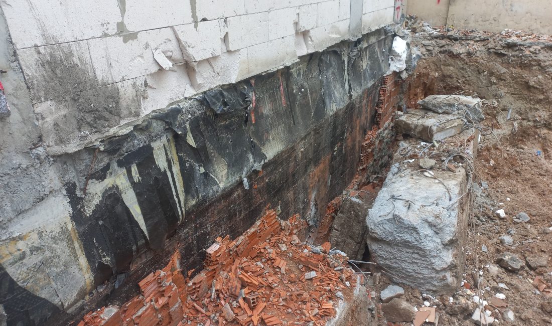 Bahçelievler’de bir binanın kolonlarındaki inşaat hatası, bitişik arsada yapılan hafriyat