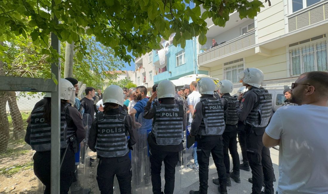 Arnavutköy İmrahor Mahallesi’nde kaçak yapıların yıkımı sırasında mahalle sakinleri ile