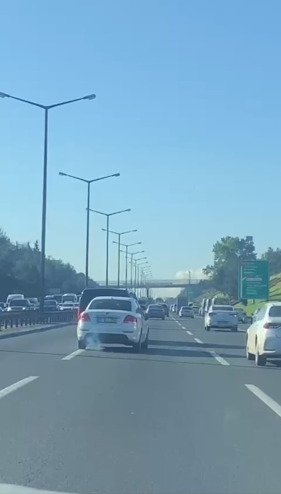 TEM Otoyolu'nda Yol Vermeme Tartışması Kameralara Yansıdı.