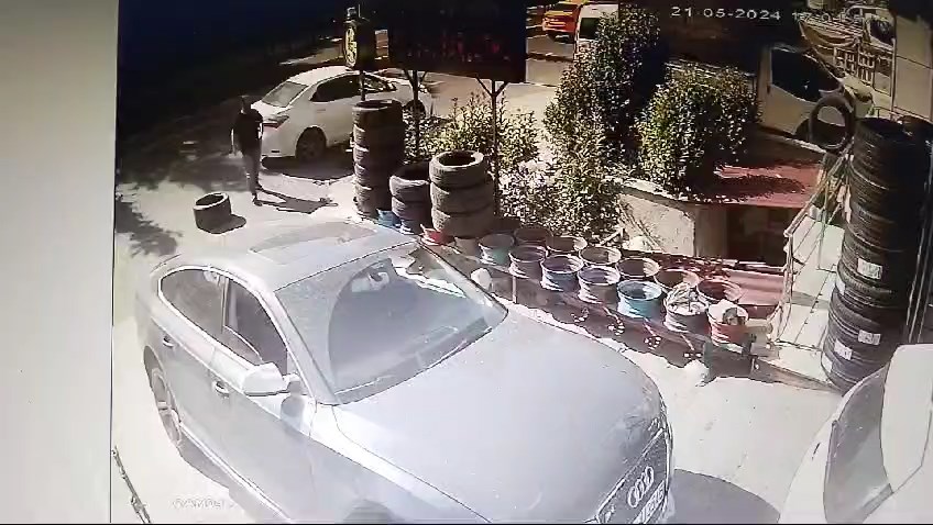 Beylikdüzü’nde bir oto lastik dükkanına gelen ve otomobille kaçan hırsızlar,