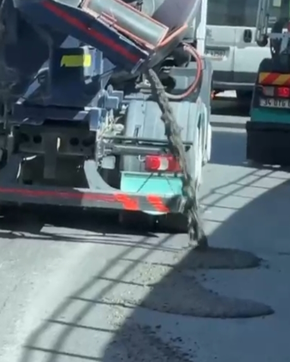 Beton mikseri yolda beton döktü, sürücü anları kaydetti