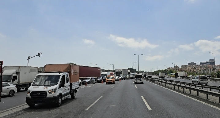 Esenyurt TEM Otoyolu’nda meydana gelen trafik kazasında 10 araç birbirine