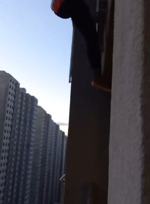Esenyurt’ta kaçmaya çalışan bir yabancı, rezidansın katları arasında balkona indi.