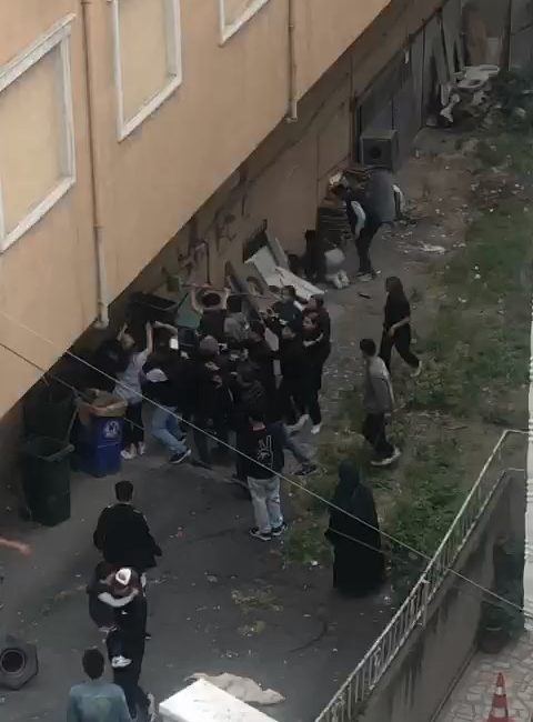 İstanbul Gazi Osman Paşa’da, Yıldıztabya Mahallesi’nde çocukların da bulunduğu iki