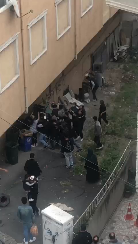 istanbul gaziosmanpasada iki grup arasindaki kavgada tekme ve yumruklar havada ucustu 66470de4c9e3d