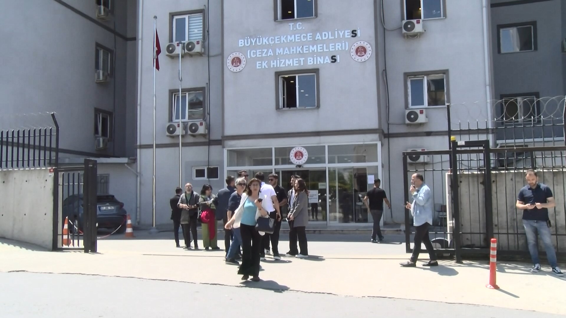 İBB Başkanı Ekrem İmamoğlu'nun Beylikdüzü Belediye Başkanlığı döneminde şartları oluşmayan bir firmaya ihale verdiği iddiasıyla ilgili dava ertelendi.