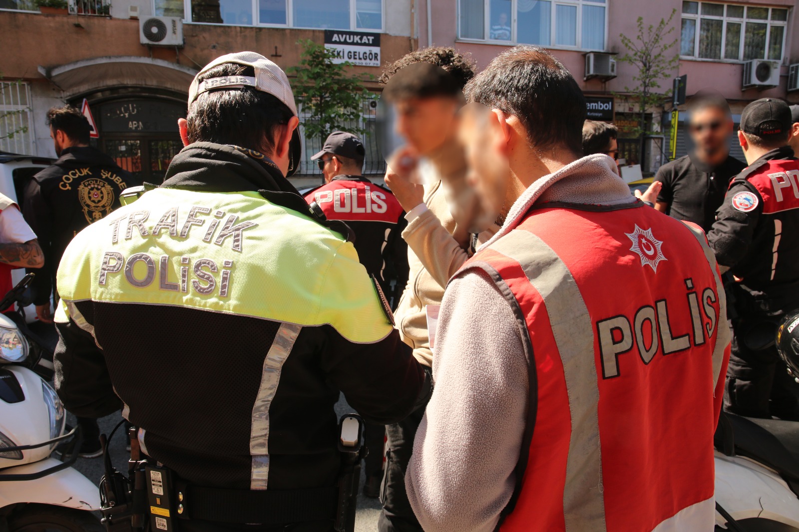 İstanbul'da Okul Önlerinde Yapılan Denetimlerde 3 Bin 708 Kişi Yakalandı