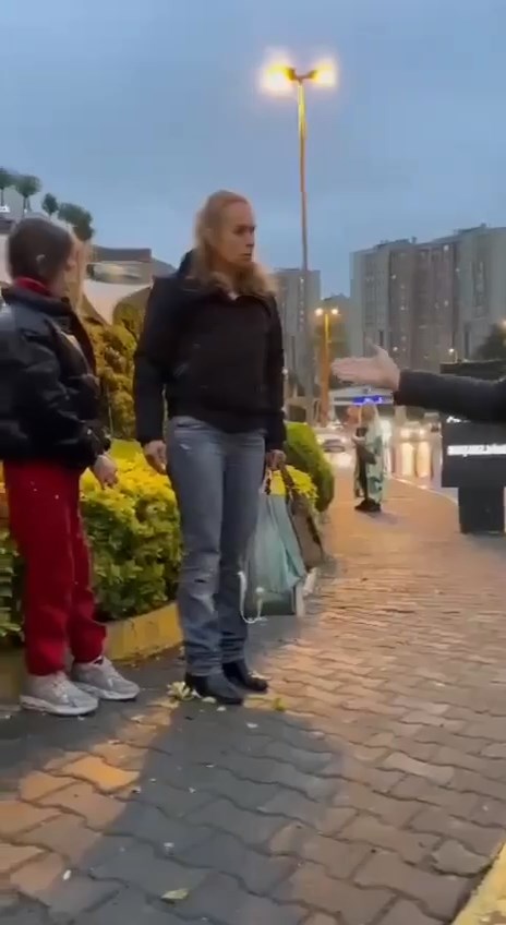 istanbul kucukcekmecede kizina siddet uygulayan anneye cevredekiler tepki gosterdi alin sizin olsun dedi 6637e6d36124f