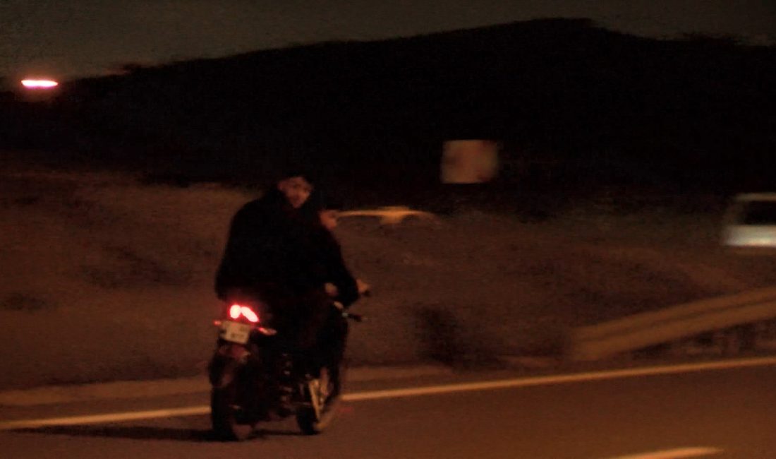 İstanbul’un Sultangazi ilçesinde, Kuzey Marmara Otoyolu’nda motosikletleriyle akrobasi yapan bir