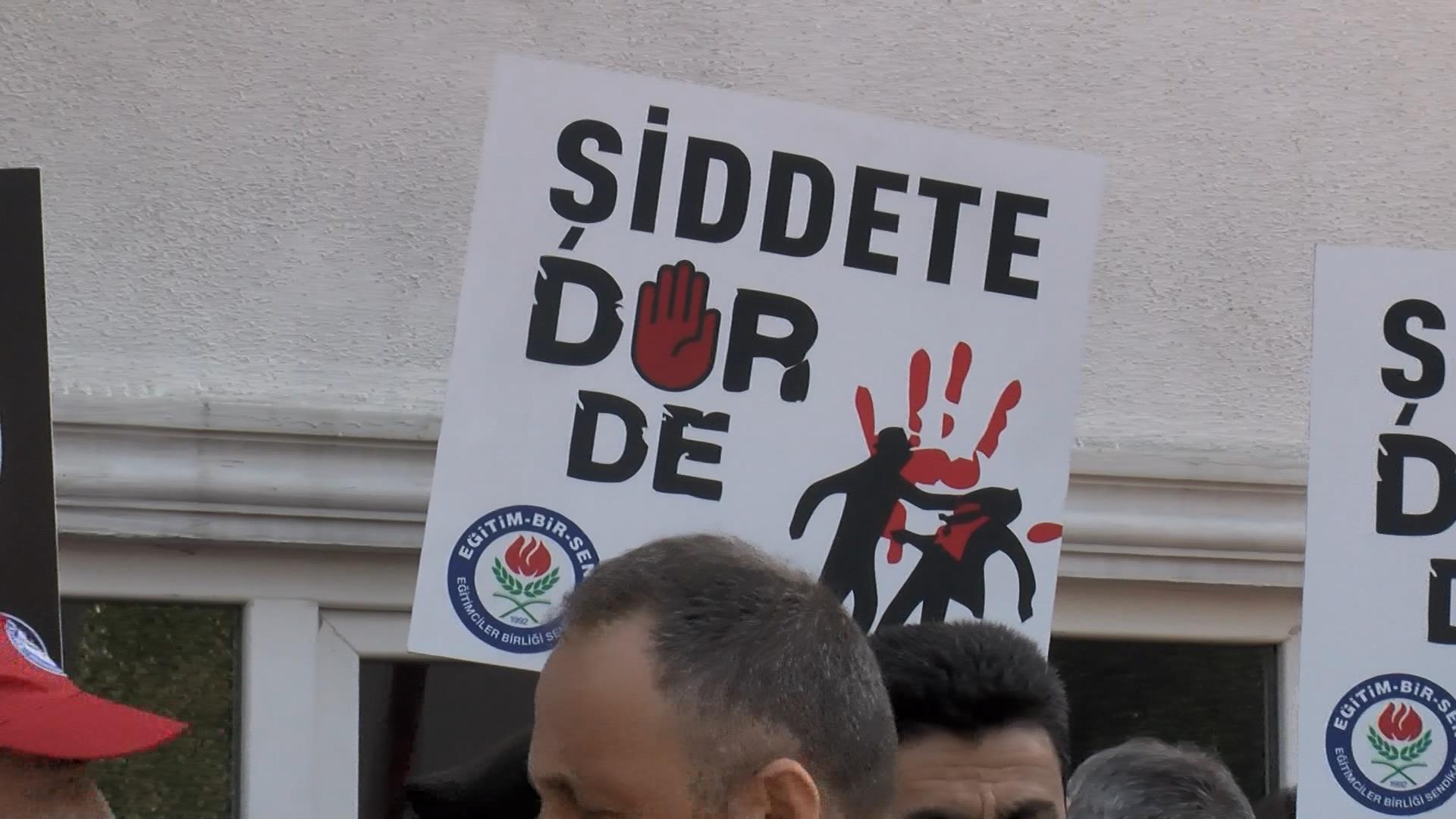 istanbul mudur oktuganin oldurulmesine okul onunde protesto 663b85c5c4a89