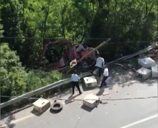 Sarıyer’de Kamyonun Direksiyon Hakimiyeti Kaybetmesi Sonucu Meydana Gelen Kaza İstanbul’un
