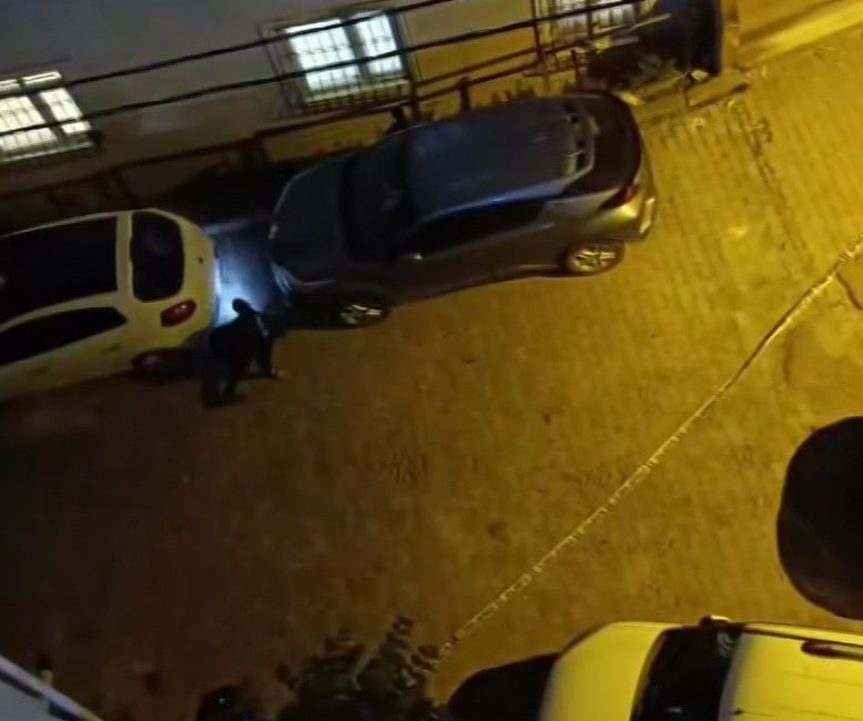 Şişli ilçesinde kuyumcu Suat Gonçe, kız arkadaşıyla yürürken kimliği belirsiz