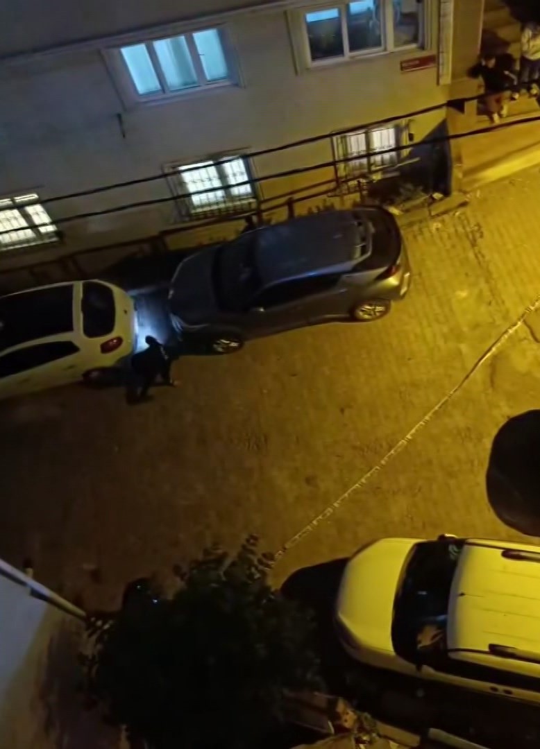 Kuyumcu Sokakta Silahlı Saldırıya Uğradı, Saldırgan Kaçtı. Kuyumcu Sokakta Silahlı Saldırıya Uğradı, Saldırgan Kaçtı.