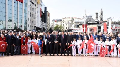 Taksim’de Atatürk’ü Anma ve Gençlik Bayramı töreni düzenlendi.