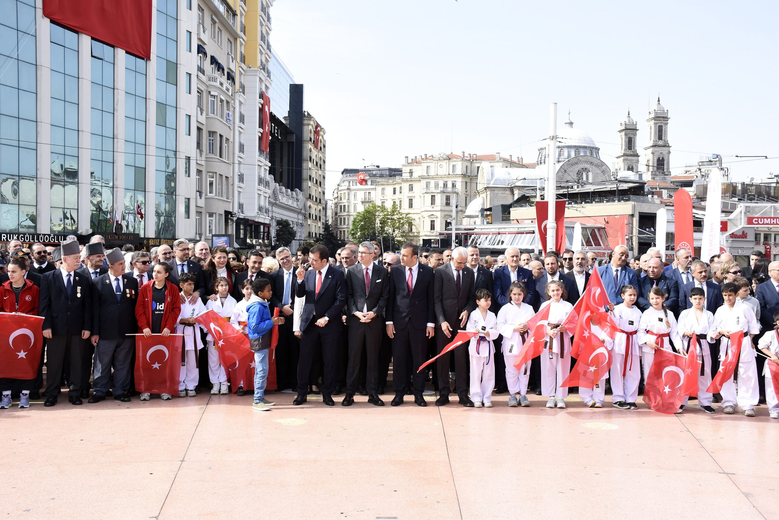 Taksim'de Atatürk'ü Anma ve Gençlik Bayramı töreni düzenlendi.