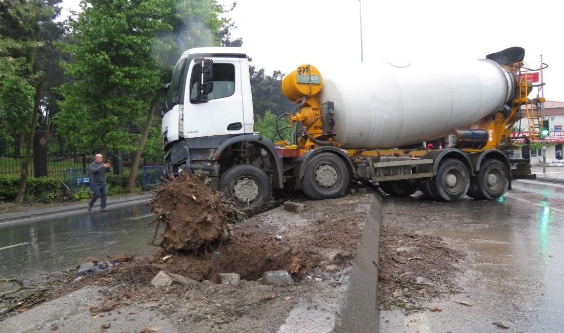 Ümraniye’de yaşanan olayda, kayganlaşan yolda ilerleyen bir beton mikseri, sürücüsünün