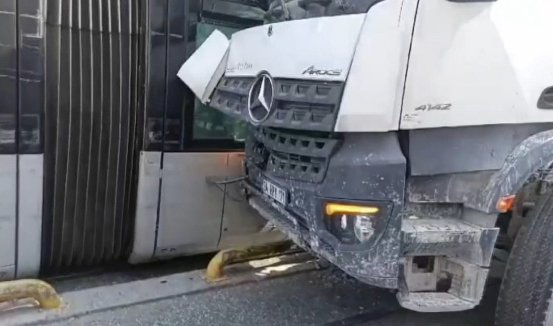 İstanbul Zeytinburnu’nda, bir tramvay ile geri manevra yapan beton mikseri