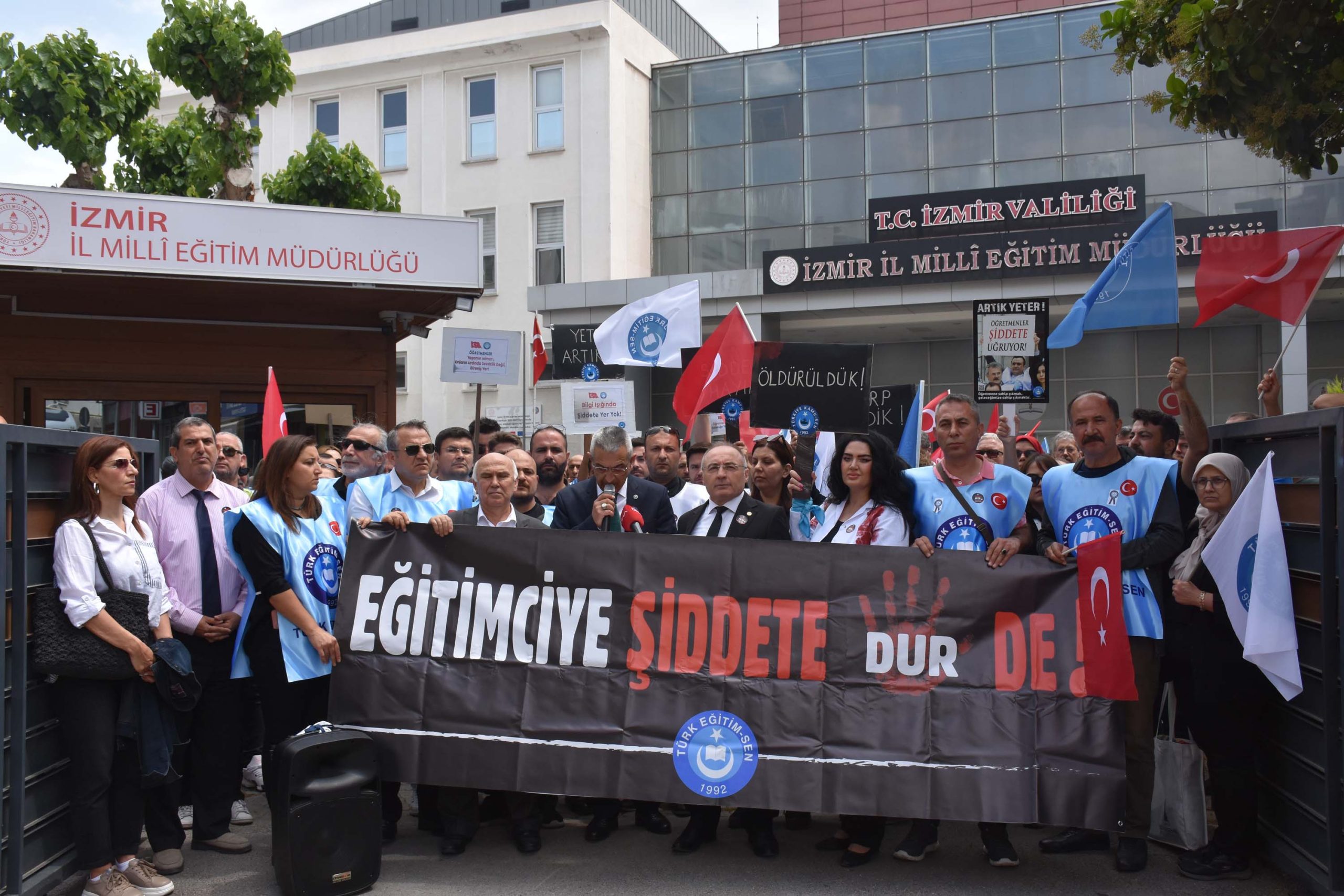izmirde egitimcilerden siddete karsi protesto 663e00ee85903 scaled