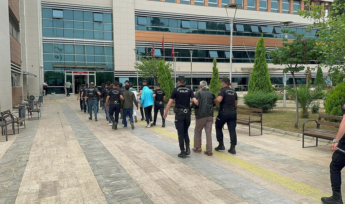 İzmir’de Eş Zamanlı Uyuşturucu Operasyonunda 64 Şüpheli Yakalandı İzmir merkezinde