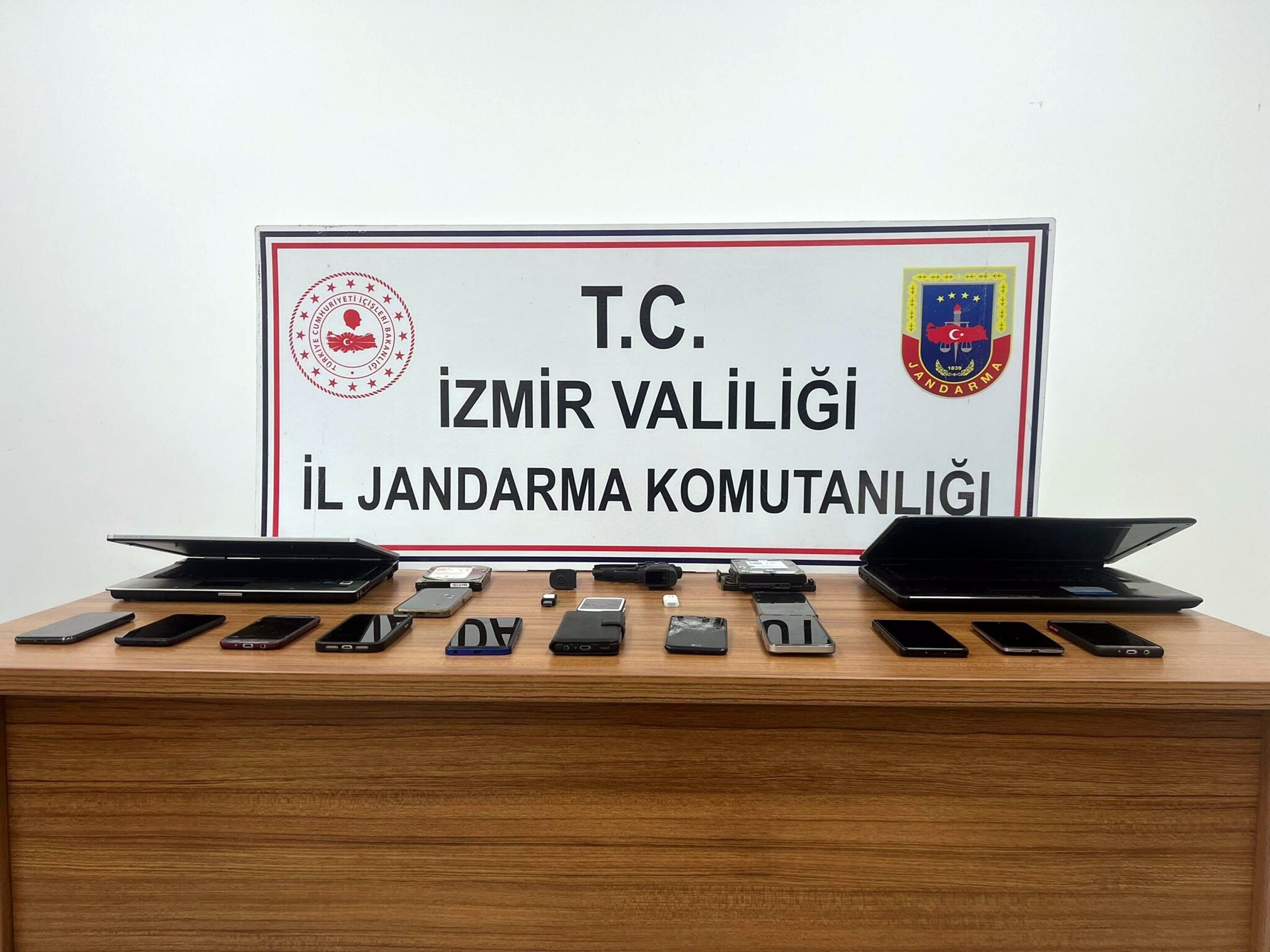İzmir'de Yasa Dışı Bahis Operasyonu: 11 Şüpheli Gözaltına Alındı