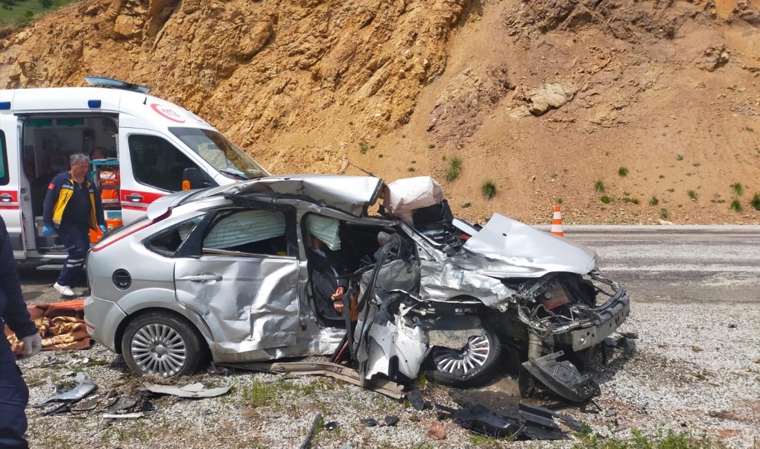 Sivas’ın İmranlı ilçesinde meydana gelen trafik kazasında kamyonetle otomobil çarpıştı.