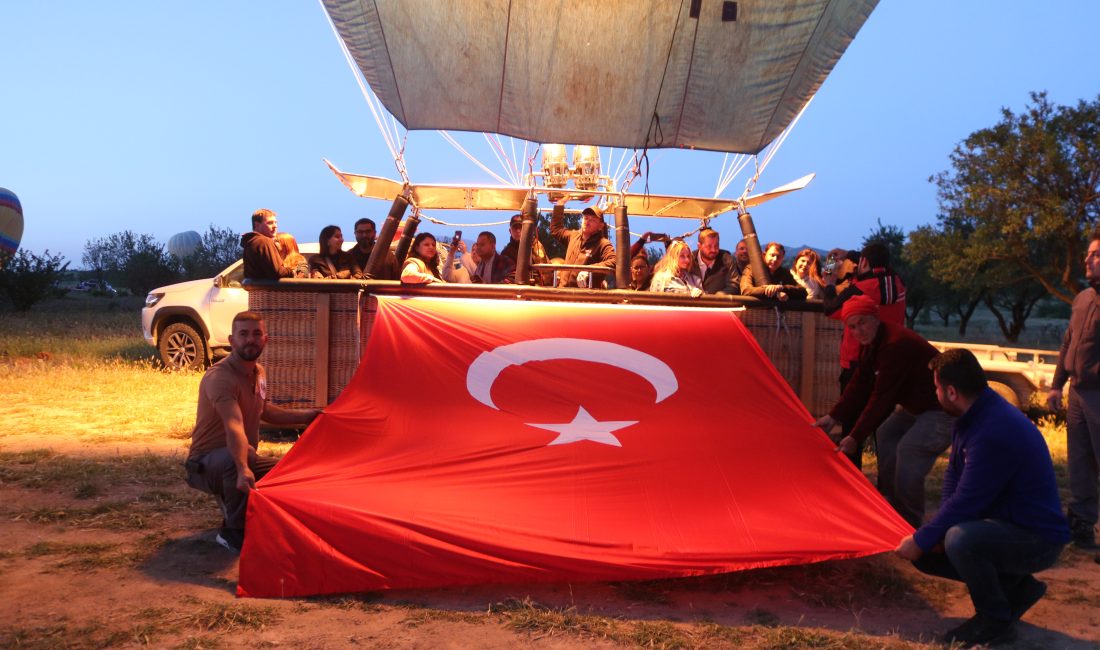 Kapadokya’da Sıcak Hava Balonlarından 19 Mayıs Kutlaması Nevşehir’in Kapadokya bölgesinde