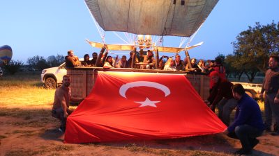 Kapadokya’da Sıcak Hava Balonları Türk Bayraklarıyla Havalandı.