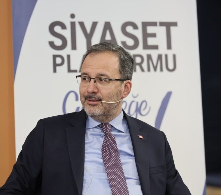 İzmir’de gerçekleşen ‘Gençlik, Siyaset ve Gelecek’ konulu söyleşide, eski Gençlik