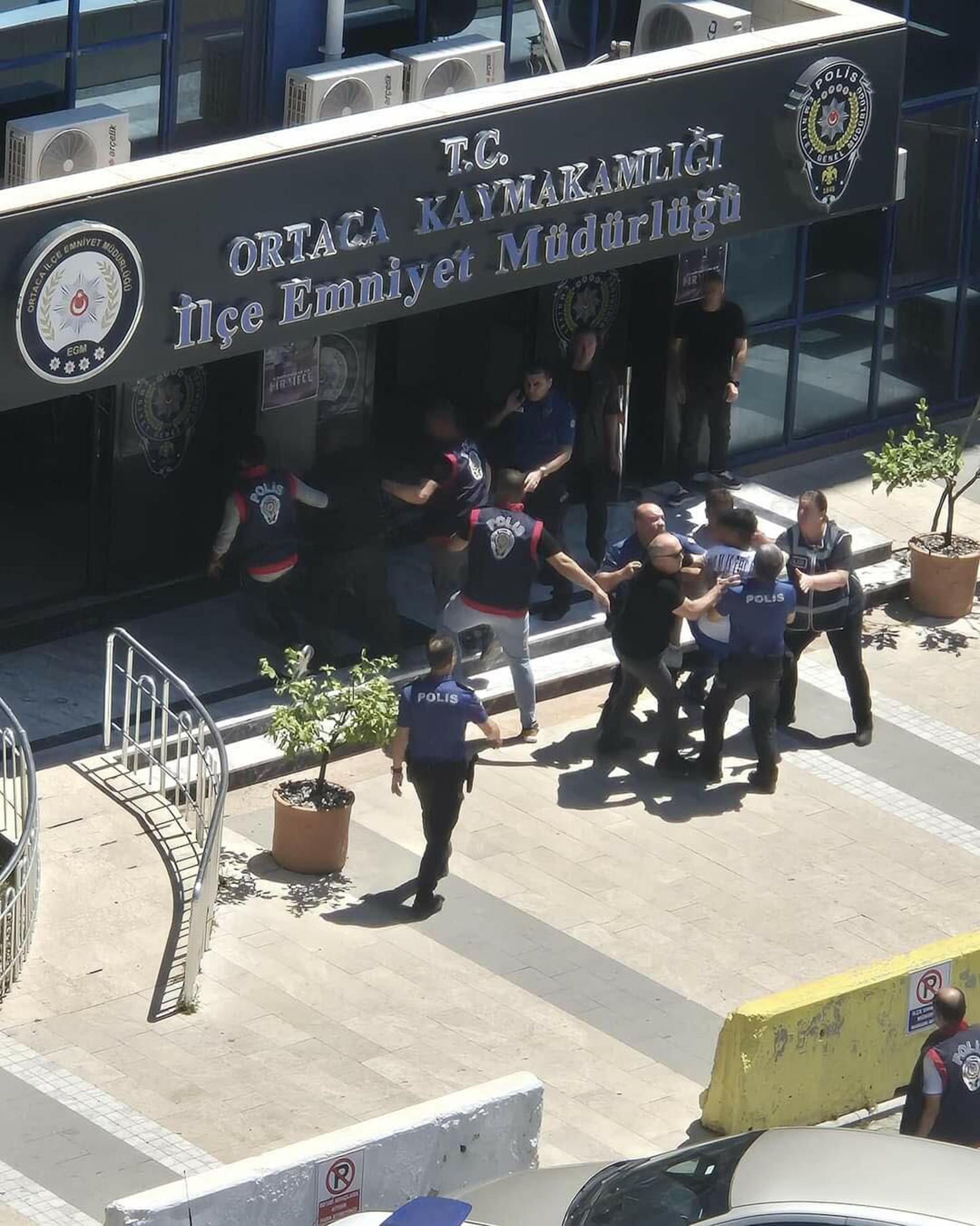 kayip basvurusunda bulundugu kizlari istismar ettigi iddiasiyla gozaltina alindi lincten polis kurtardi 6659f849cbd3f scaled