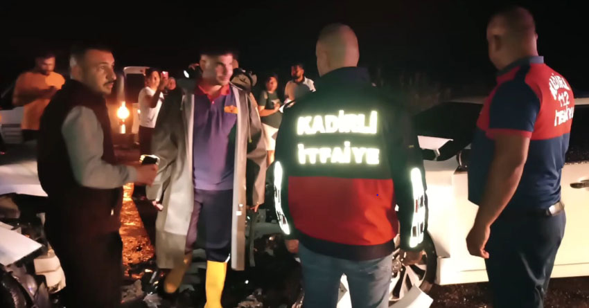 Kadirli’de iki otomobilin çarpıştığı kazada 1’i ağır 3 kişi yaralandı.