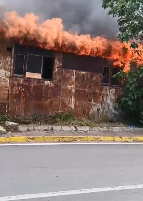 Kocaeli’nin Körfez ilçesinde bulunan bir kereste üretim tesisinin ofis bölümünde