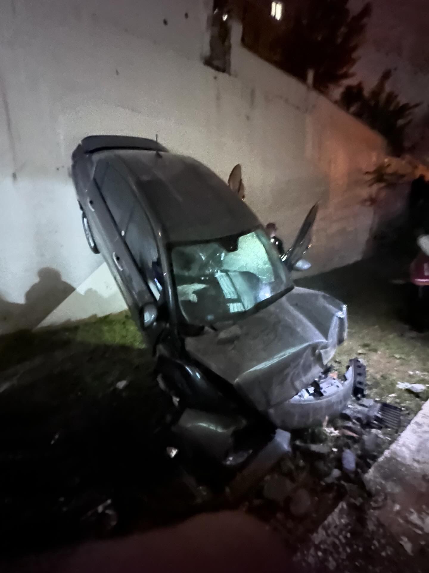 kontrolden cikip otoparktan ucan otomobil apartmanin 3uncu katina carpti 6632ddcbd3fa3