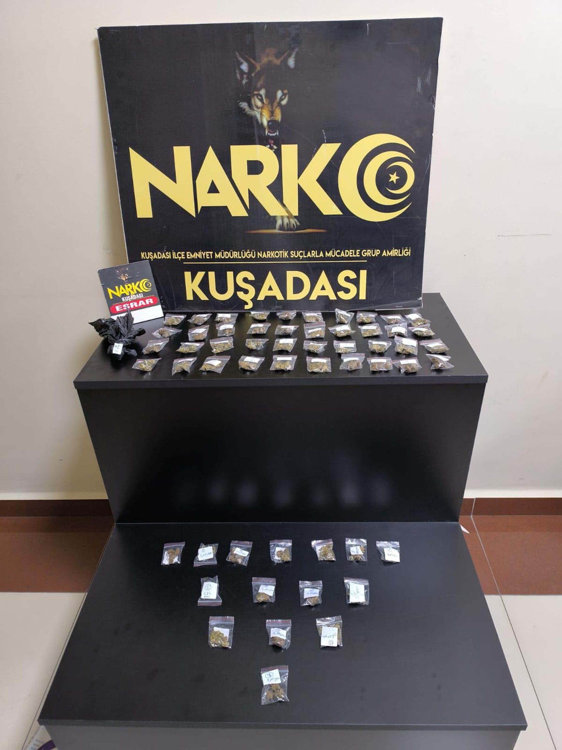 Kuşadası'nda durdurulan motosiklette 63,78 gram esrar ele geçirildi.