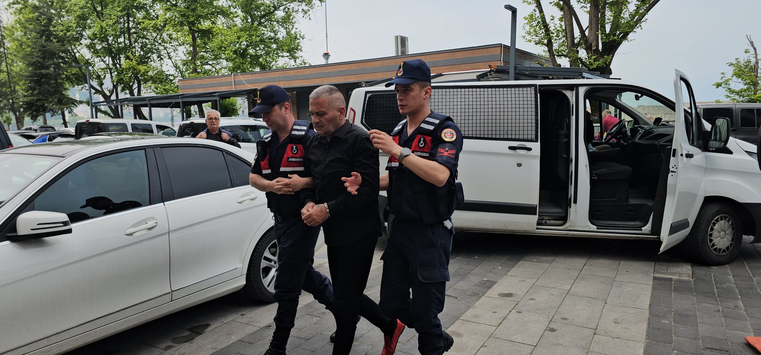 KOZLU'DA ESKİ SEVGİLİSİNİ BIÇAKLAYAN MURAT DURSUN'A TEPKİ!