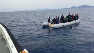 MUĞLA’da Yunanistan unsurlarınca geri itilen 35 kaçak göçmen Sahil Güvenlik ekipleri tarafından kurtarıldı
