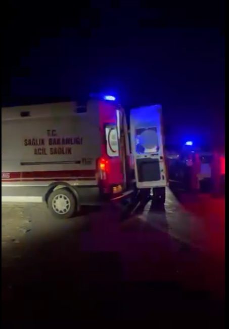 Anamur ilçesinde meydana gelen trafik kazasında, tankerle çarpışan minibüste bulunan