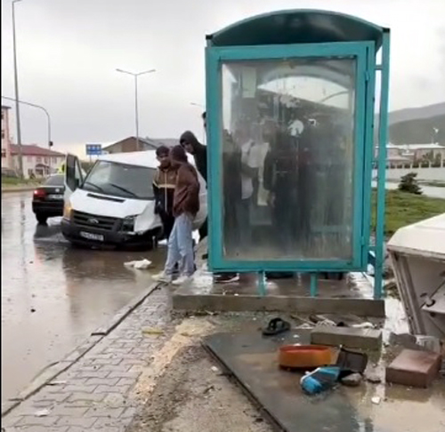 Bitlis’te minibüsün kaldırımda yayalara