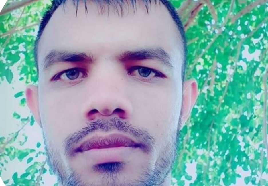Adana’nın Kozan ilçesinde, mısır tarlasındaki sulama işini kontrol etmek için
