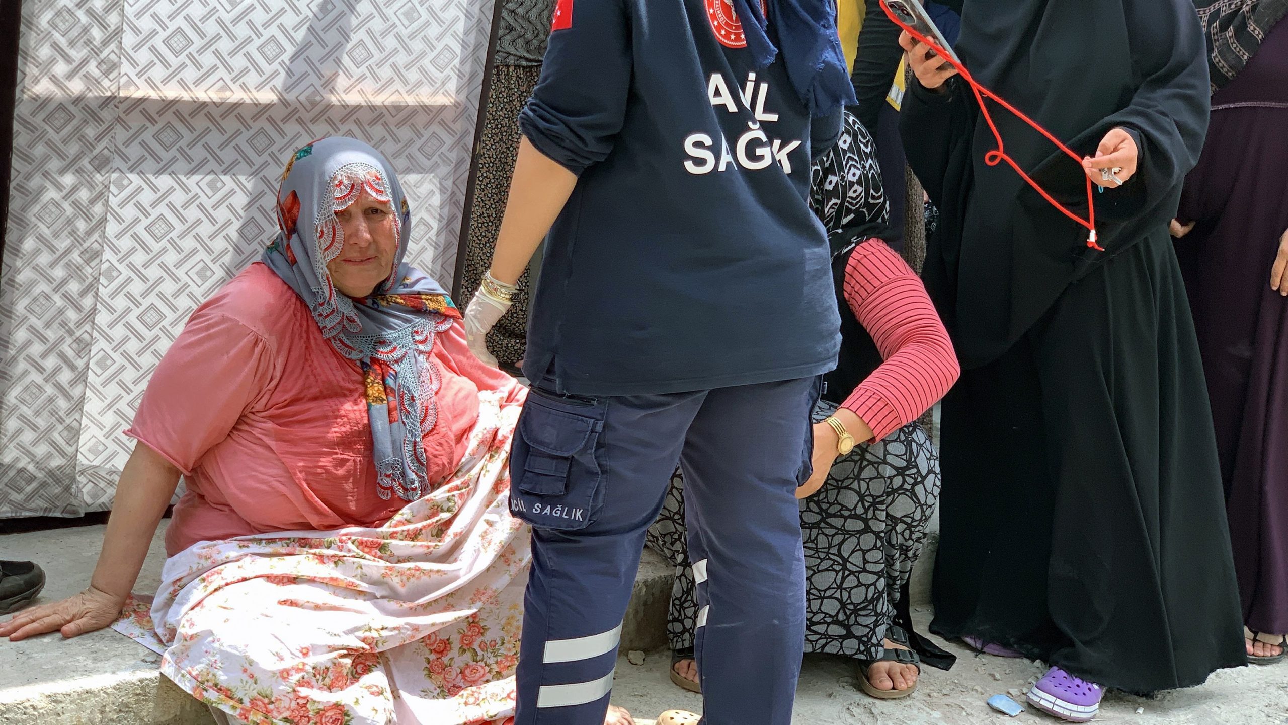 ADANA'DA MOBİLYA SATIŞ OFİSİNDEKİ YANGINDA 3'ÜNCÜ KATTA MAHSUR KALAN BEBEK KOMŞULAR TARAFINDAN KURTARILDI