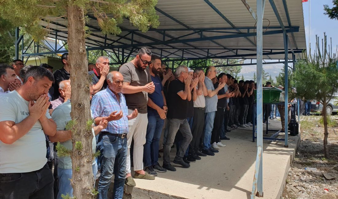 Mersin’in Erdemli ilçesinde meydana gelen trafik kazasında, motosikletle kamyonet çarpışması