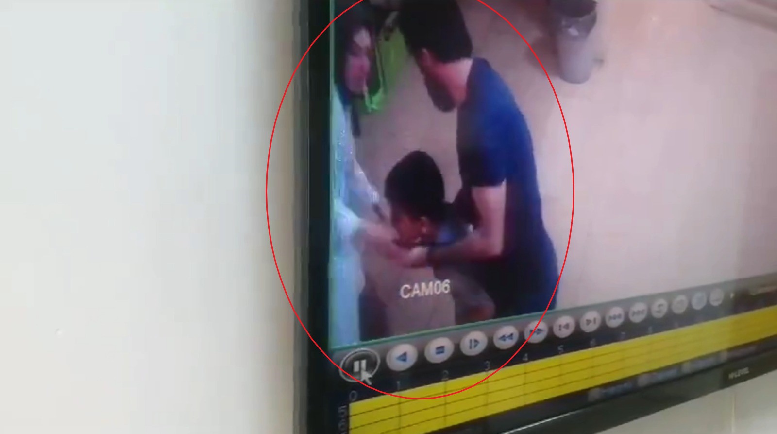 ogrencisini heimlich manevrasiyla olumden kurtardi o anlar kamerada 6639dd9124328