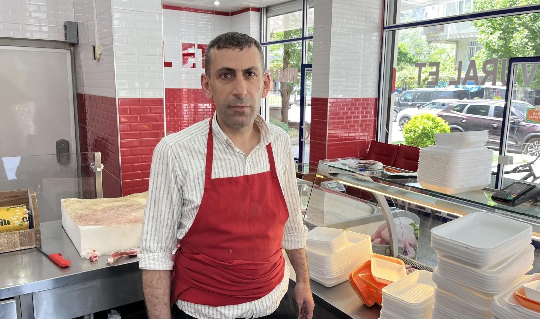 Kasap dükkanına araba girdi: “Burada şoförlük öğrenme yeri değil” dedi