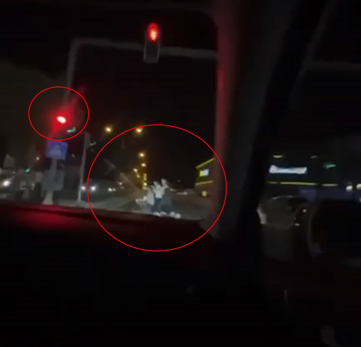 OTOMOBİL KIRMIZI IŞIKTA 4 KİŞİYE ÇARPTI!