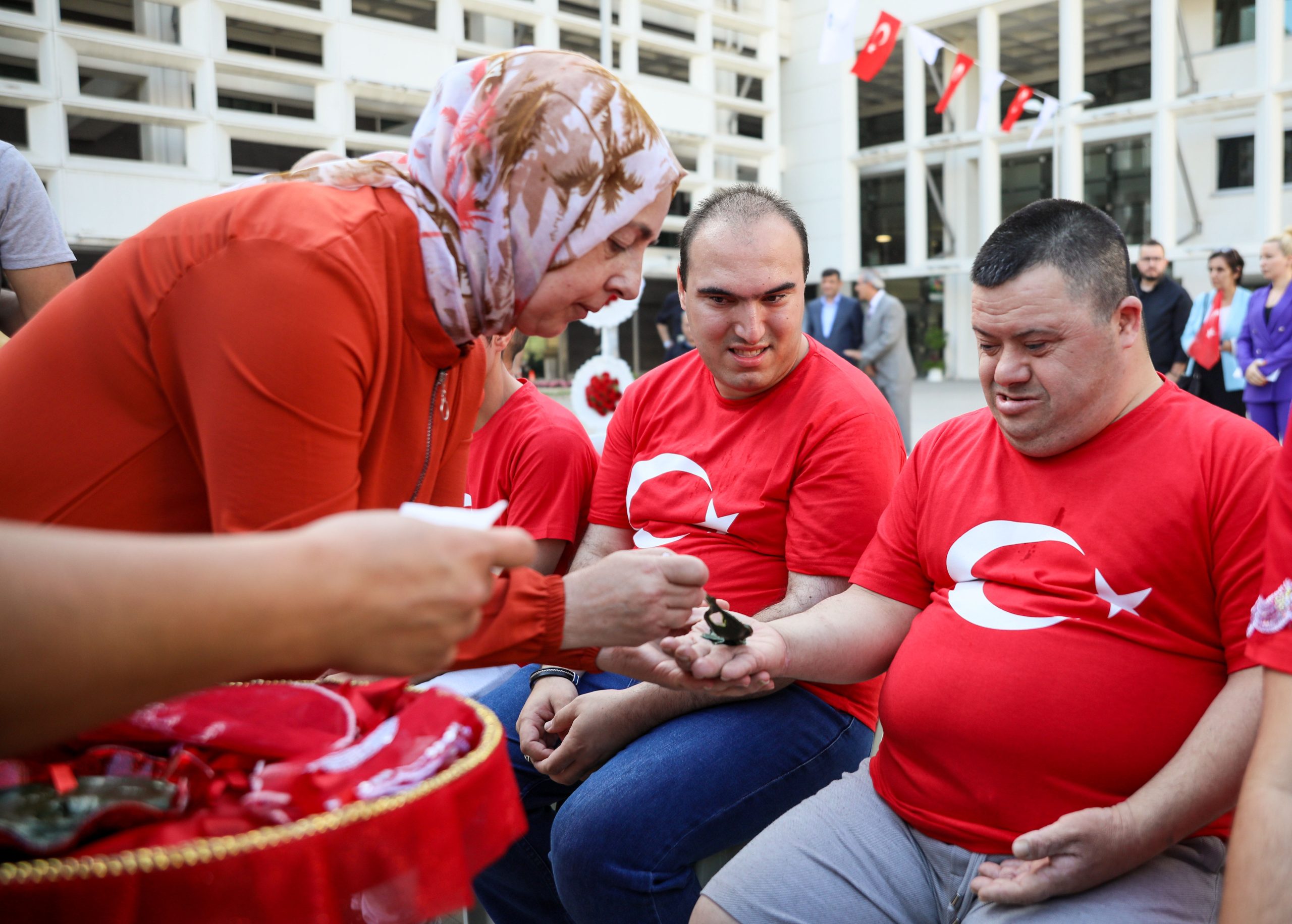 ozel bireyler ellerine kina yakilip temsili olarak askere ugurlandi 6645bd92a8105 scaled