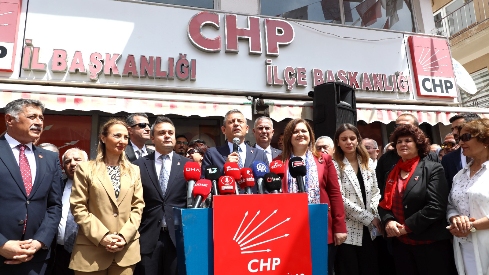 CHP Genel Başkanı Özgür Özel Partililere Çağrı Yaptı: "Hata yapma lüksümüz yok."