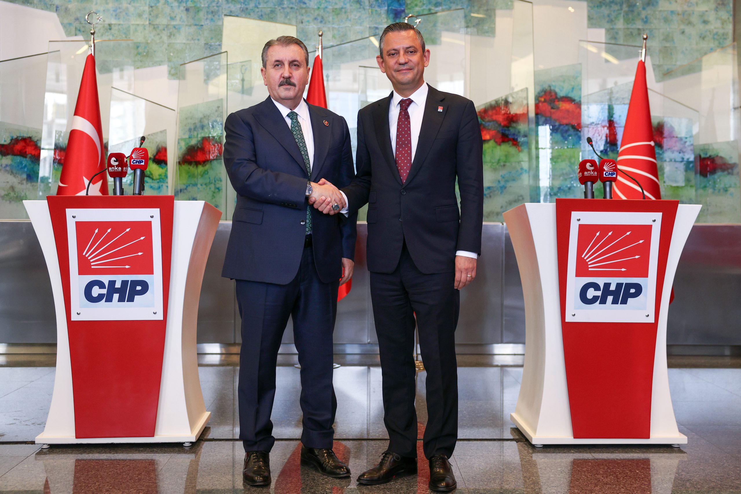 "CHP Genel Başkanı Özgür Özel, MHP Genel Başkan Yardımcılarına tepkili"