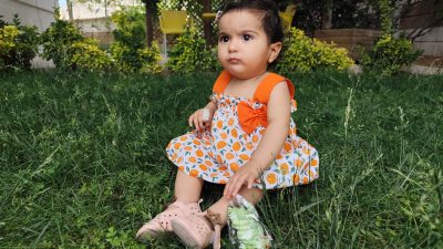 1 yaşındaki kız Roza’nın parmağı bisiklet zincirinde koparak zarar gördü.

Roza’nın parmağı Silopi, Cizre ve Şırnak Devlet hastanelerinde tedavi edilmedi.

Küçük kızın parmağı Diyarbakır’da tedavi edildi, ailesi hastanelerden şikayetçi oldu.