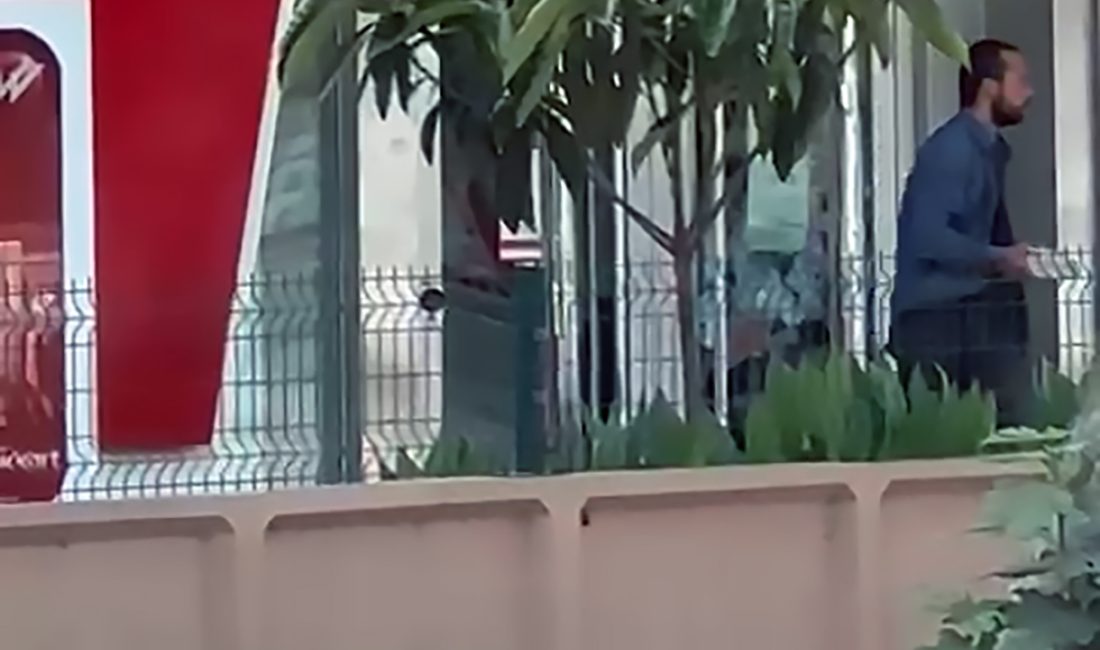 Adana’da bir banka şubesine zarar vermek isteyen ve içeri girmeye